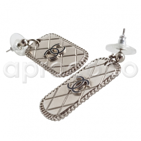 CHANEL quilted silver-tone DOG-TAG EARRINGS with CC logo