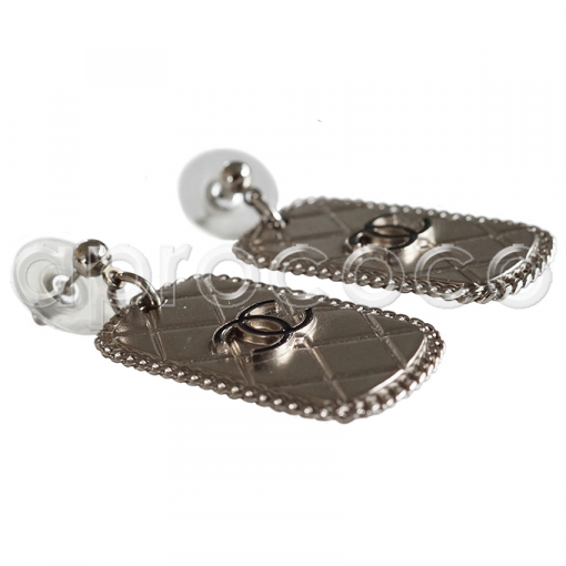 CHANEL quilted silver-tone DOG-TAG EARRINGS with CC logo