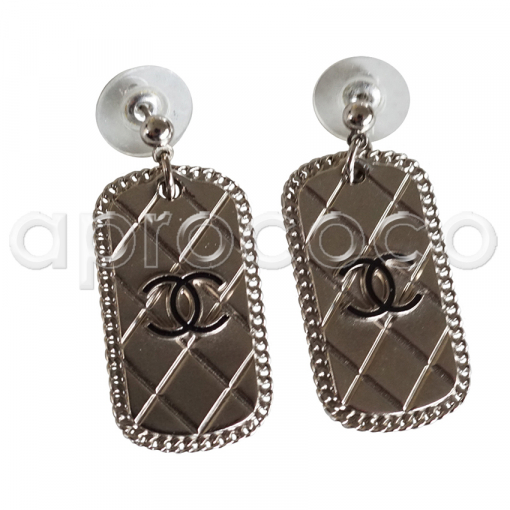 CHANEL quilted silver-tone DOG-TAG EARRINGS with CC logo