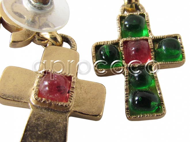 Vintage CHANEL GRIPOIX Ohrringe – Kreuz mit smaragd-grünen & rubin-roten Cabochons